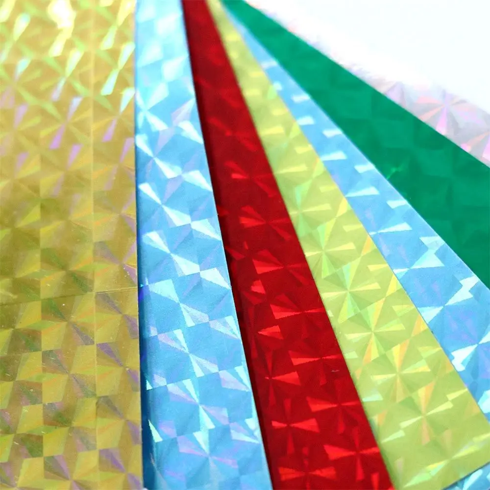 Papel holográfico colorido con patrones reflectantes