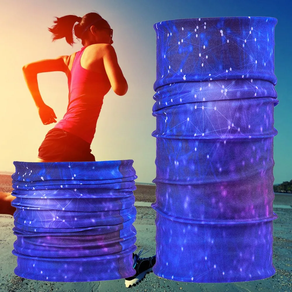 Una mujer corriendo en una playa con una camiseta sin mangas morada y pantalones cortos azules