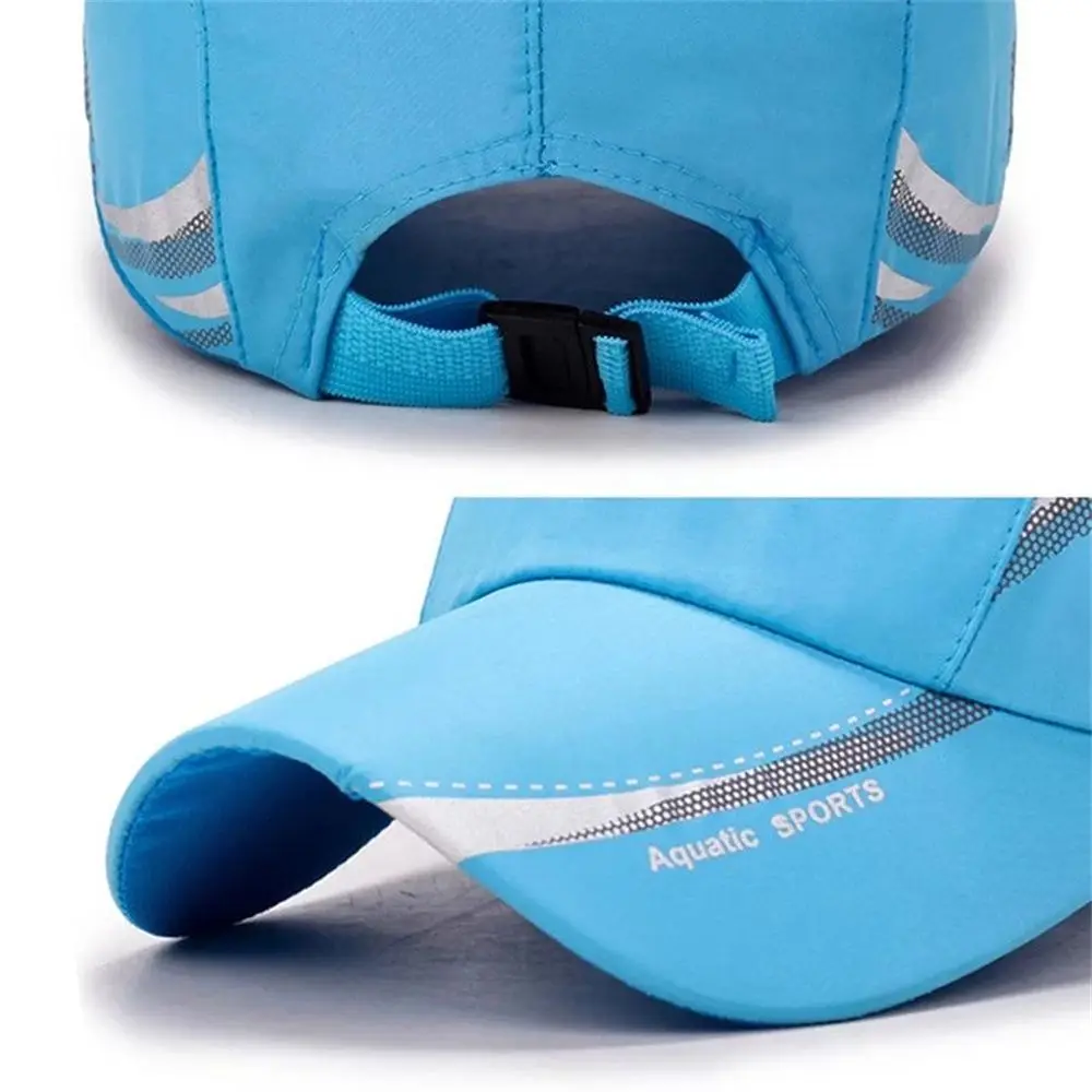 Elegante sombrero deportivo azul con tiras reflectantes para actividades al aire libre