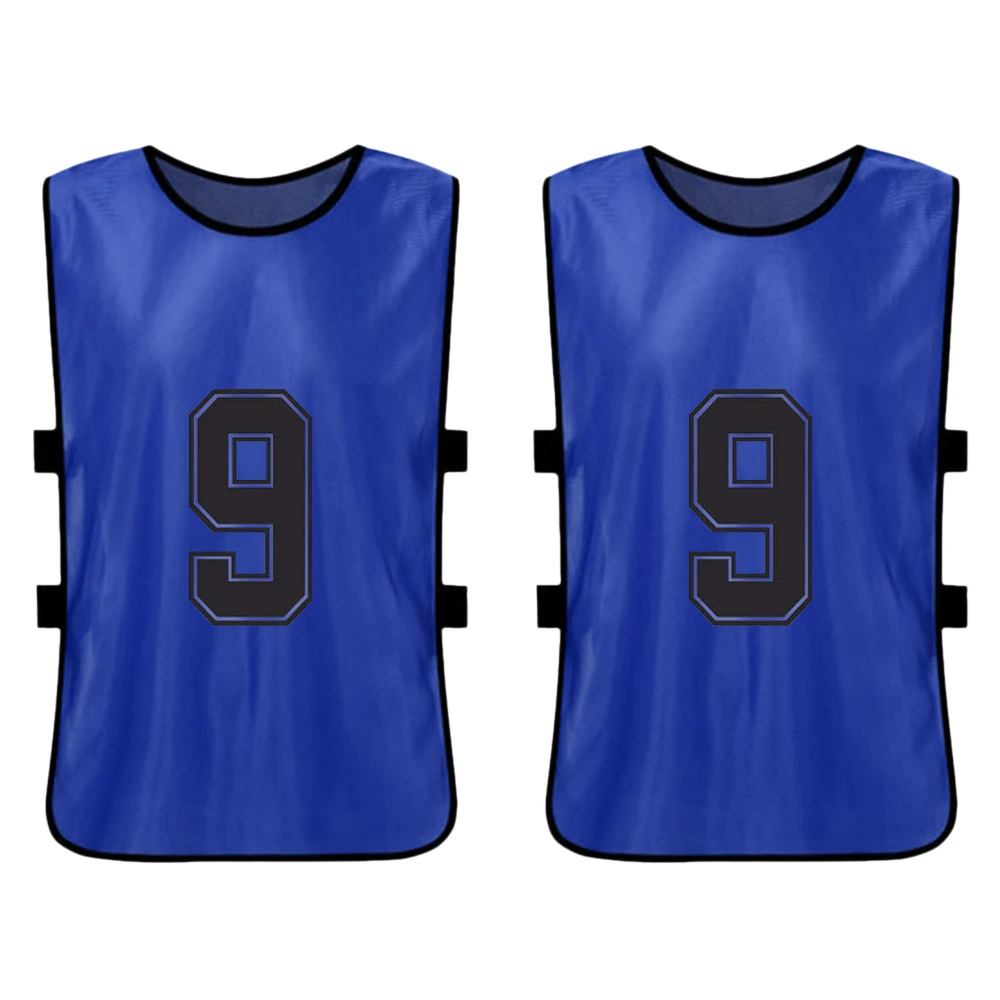 Estos pinnies de deportes azules cuentan con un diseño audaz número 9 perfecto para la identificación del equipo