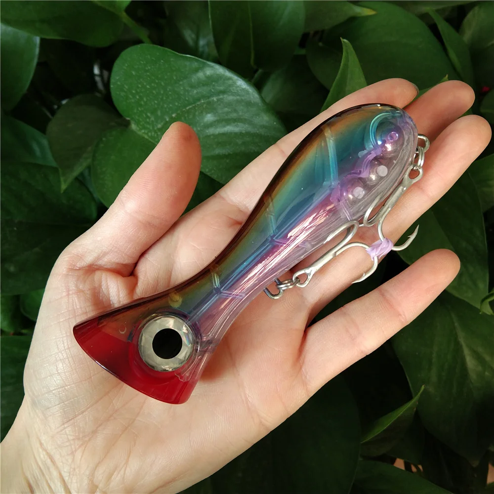 Un vibrante señuelo de pesca multicolor con un diseño elegante, perfecto para atrapar peces