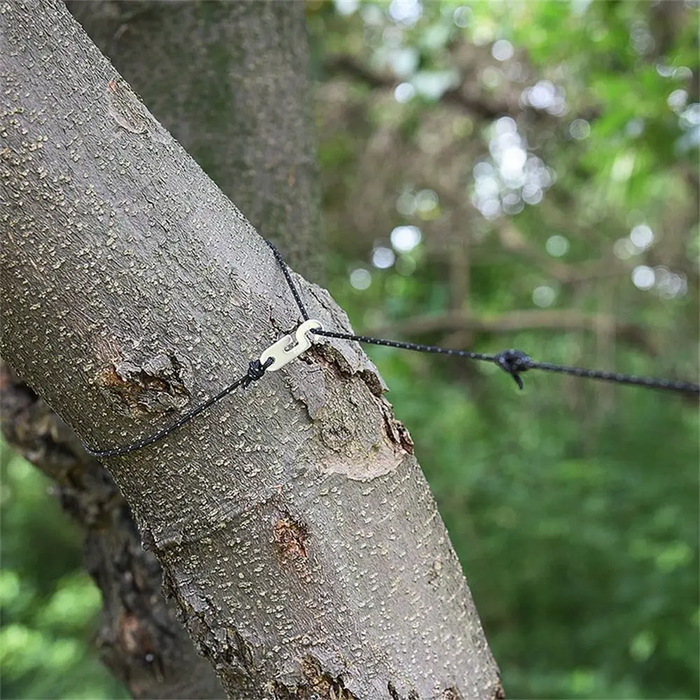 Una rama de árbol resistente está asegurada con una cuerda duradera y un carabinador de metal que muestra fuerza y ​​confiabilidad.