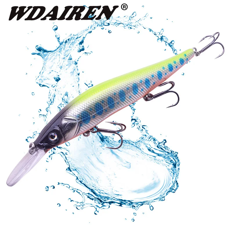 Un señuelo, que es un tipo de cebo de pesca diseñado para atraer peces. Este señuelo en particular es un cebo de plástico blando que se asemeja a un pez, con un cuerpo que tiene un patrón de colores y un anzuelo adherido a su cola.