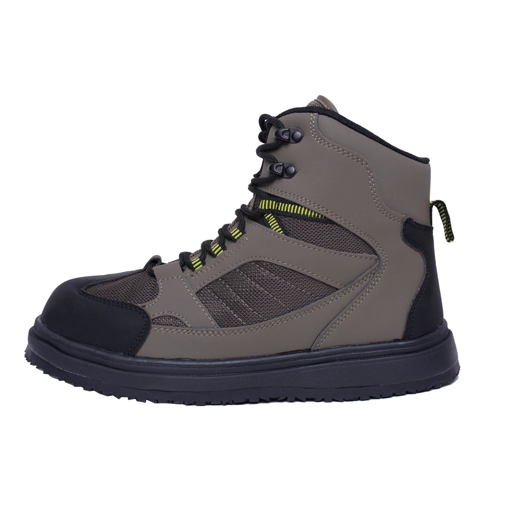 Una sola bota de montaña. Parece ser un estilo de caña alta con un diseño robusto, adecuado para actividades al aire libre como senderismo o trekking. La bota tiene un cierre de cordones con ojales de metal, una suela de goma gruesa y una puntera reforzada.