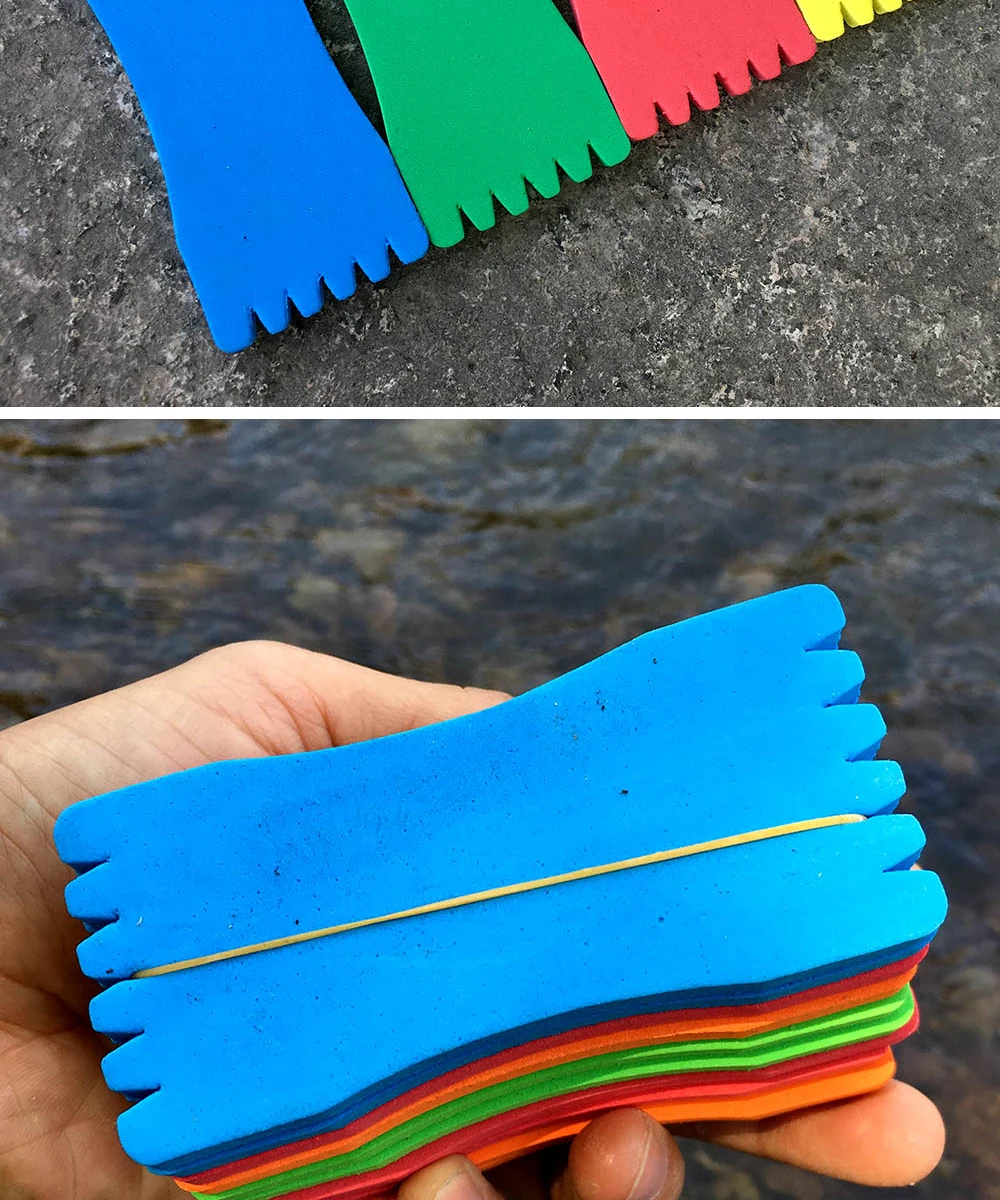 Una persona sostiene un artículo de plástico azul y verde