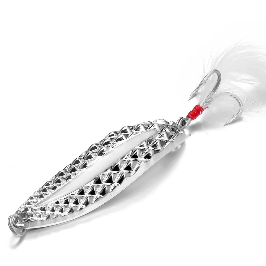 Un señuelo de pesca con un patrón de diamantes y acentos de plumas