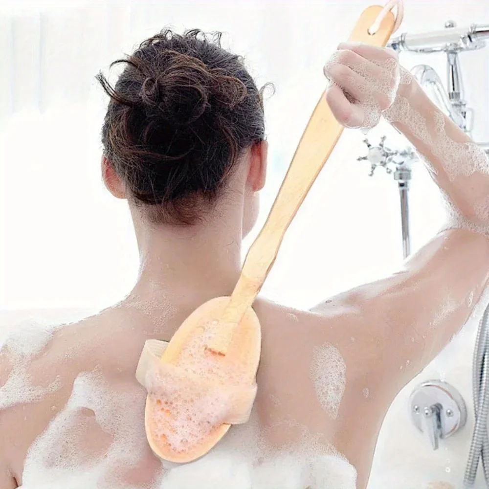 Uso del cepillo en la ducha para exfoliación y masaje