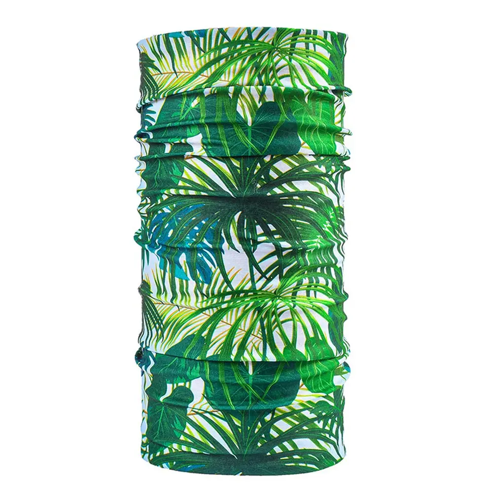 Un pañuelo verde y blanco con palmeras