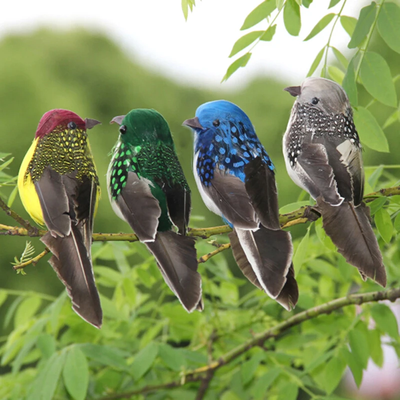 Pluma artificial gris en maceta verde