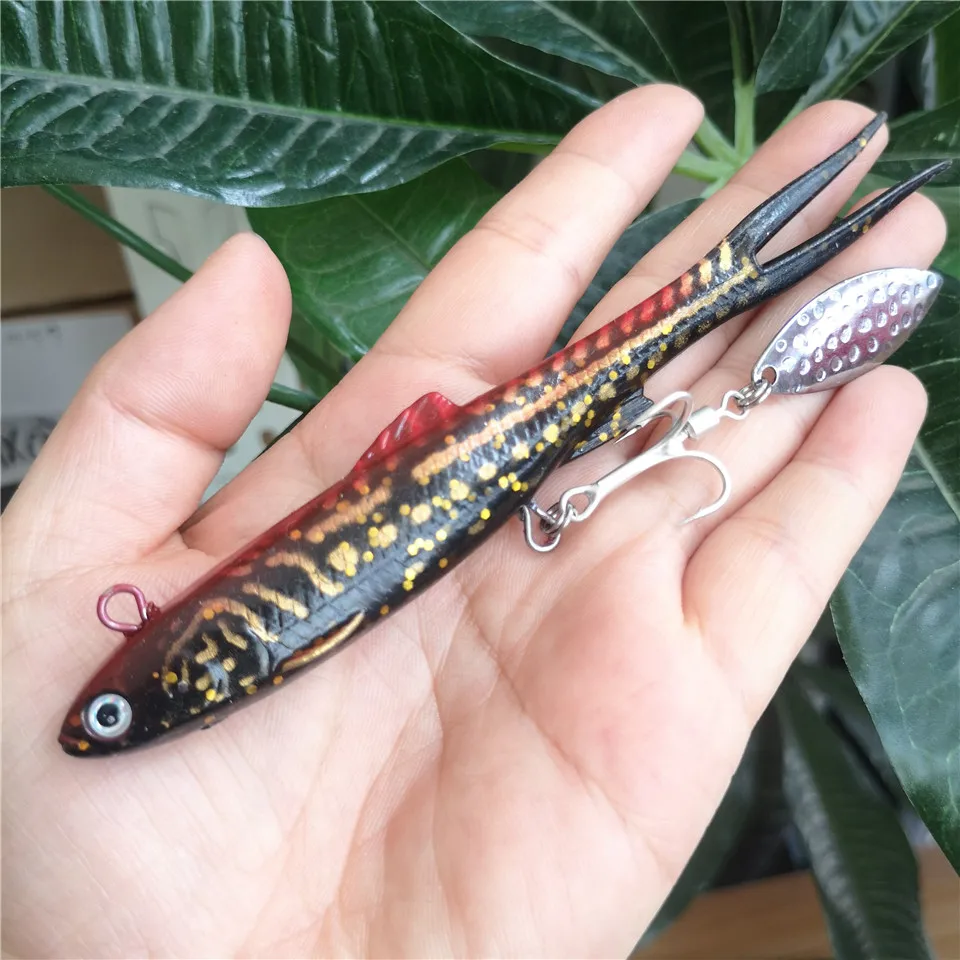 Un señuelo de pesca colorido con un diseño realista de peces y una cola de metal giratoria