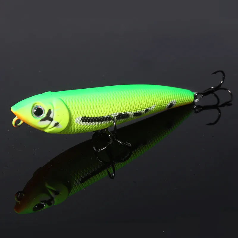 Este vibrante señuelo de pesca verde presenta un diseño realista y es perfecto para atrapar peces