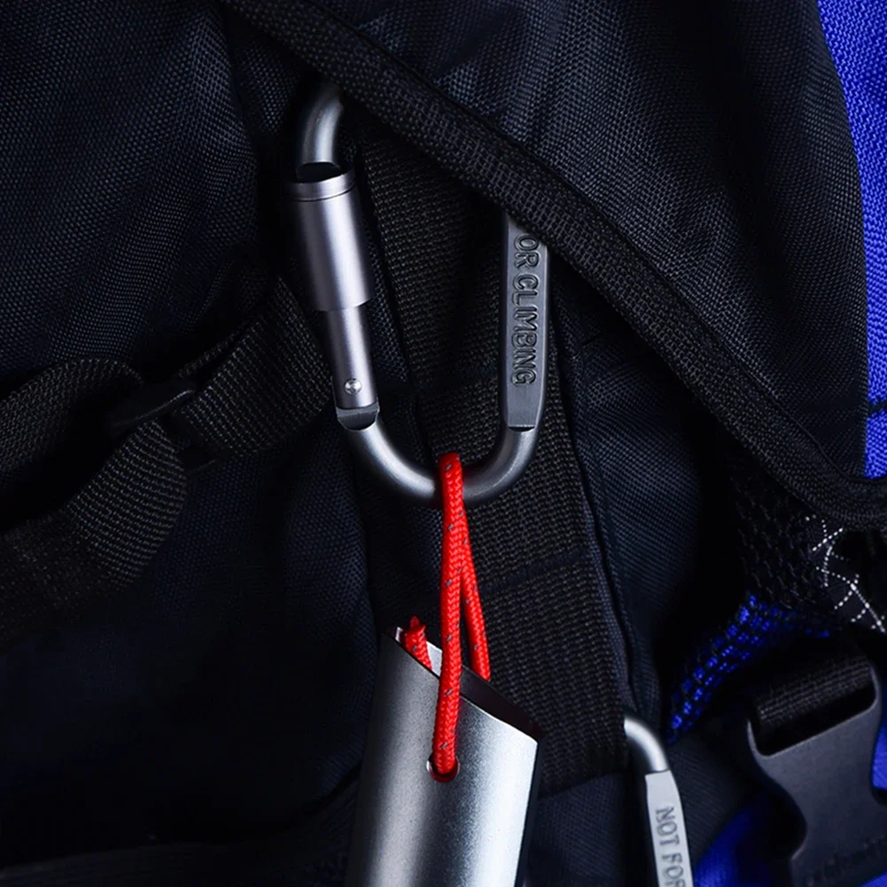 Manténgase conectado con nuestro confiable clip de carabín y linterna compacta para aventuras al aire libre