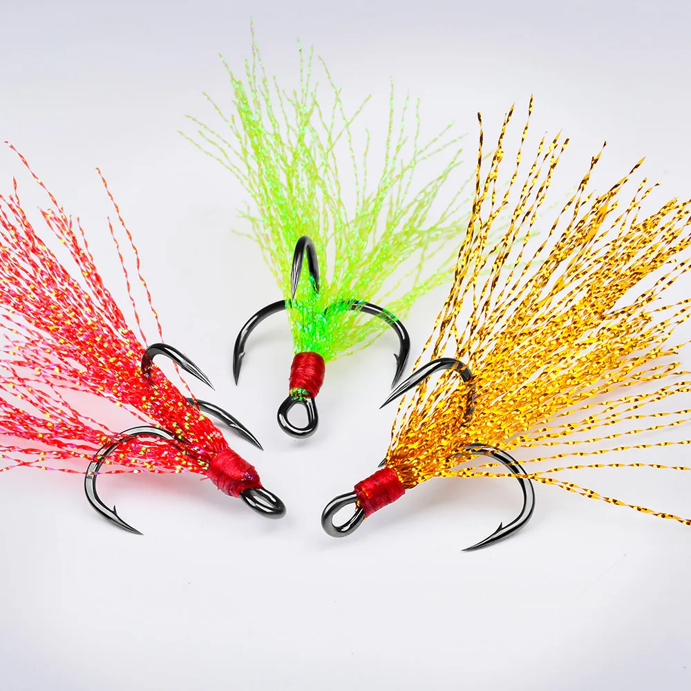 Anzuelos triples 4X acero carbono, pluma y punta con púas resistente