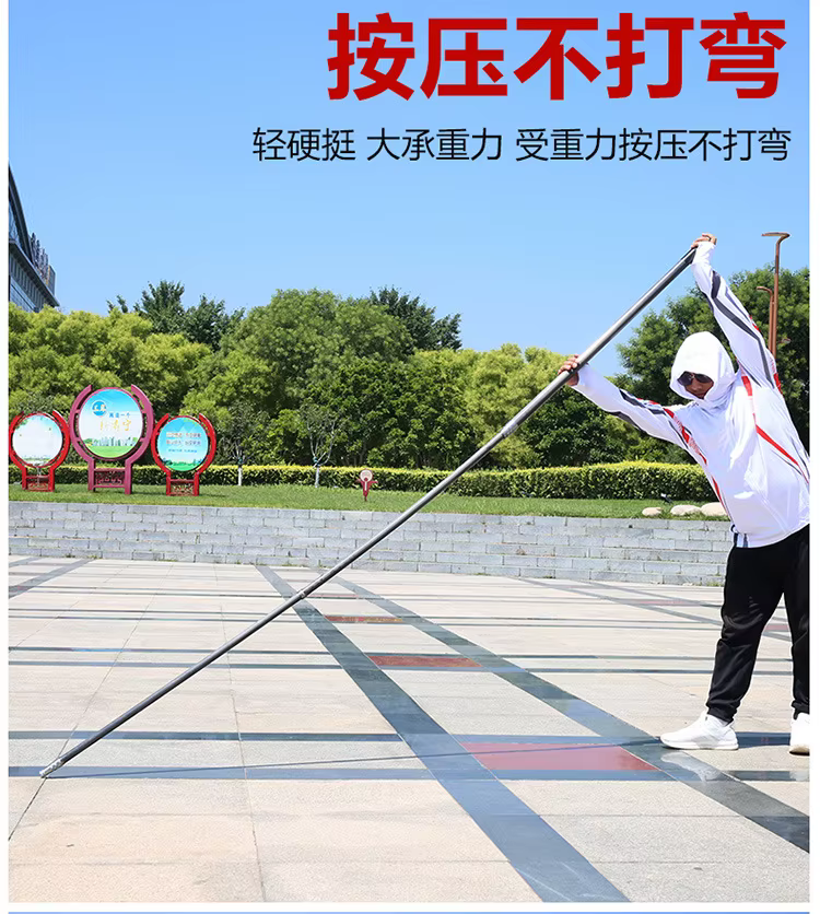 Un hombre sosteniendo un largo poste en el parque