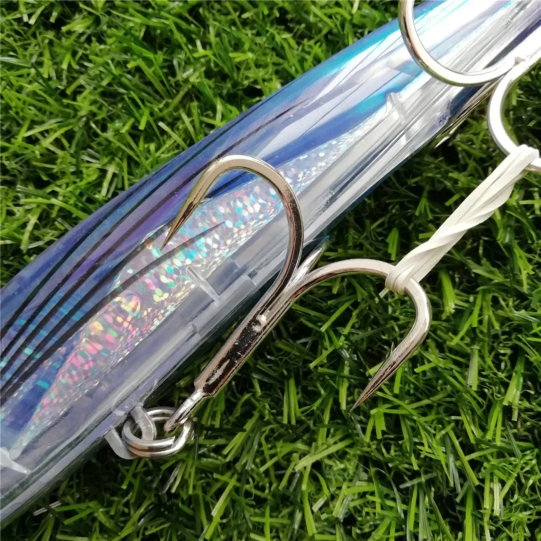 Un elegante señuelo de pesca iridiscente con un gancho metálico, listo para una captura exitosa