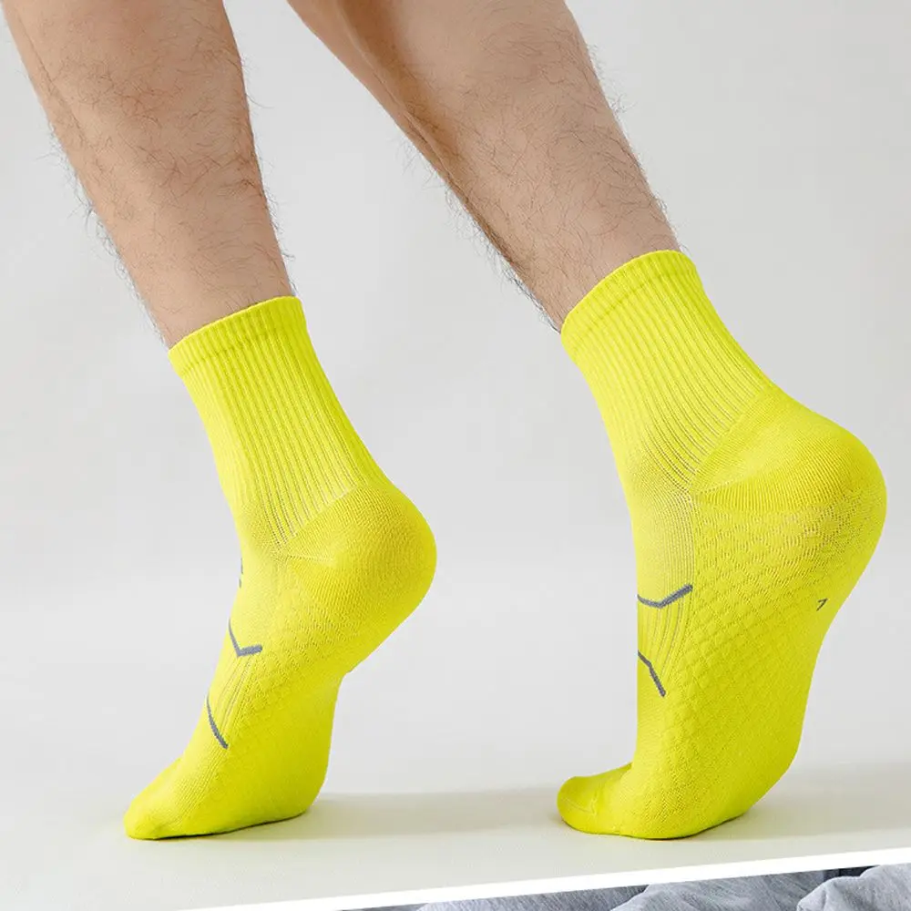 Calcetines amarillos brillantes con un diseño moderno