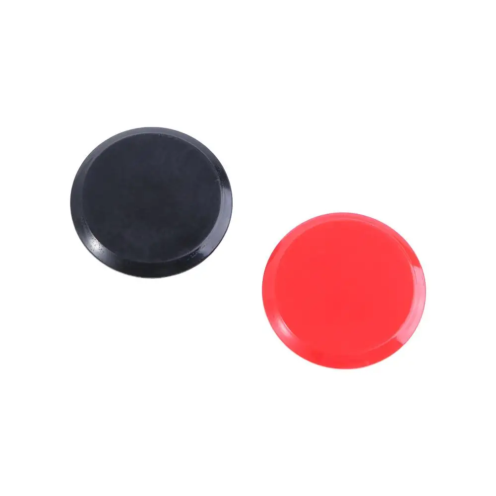 Se muestran dos botones de colores contrastantes uno negro y uno rojo, se muestran sobre un fondo blanco