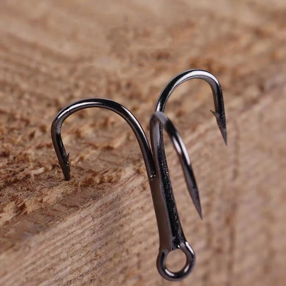 50 Uds anzuelos de pesca de acero alto carbono triple negro blanco redondo plegado anzuelo de pesca de mar agua salada para lubina y herramientas de aparejos de carpa - imagen 4