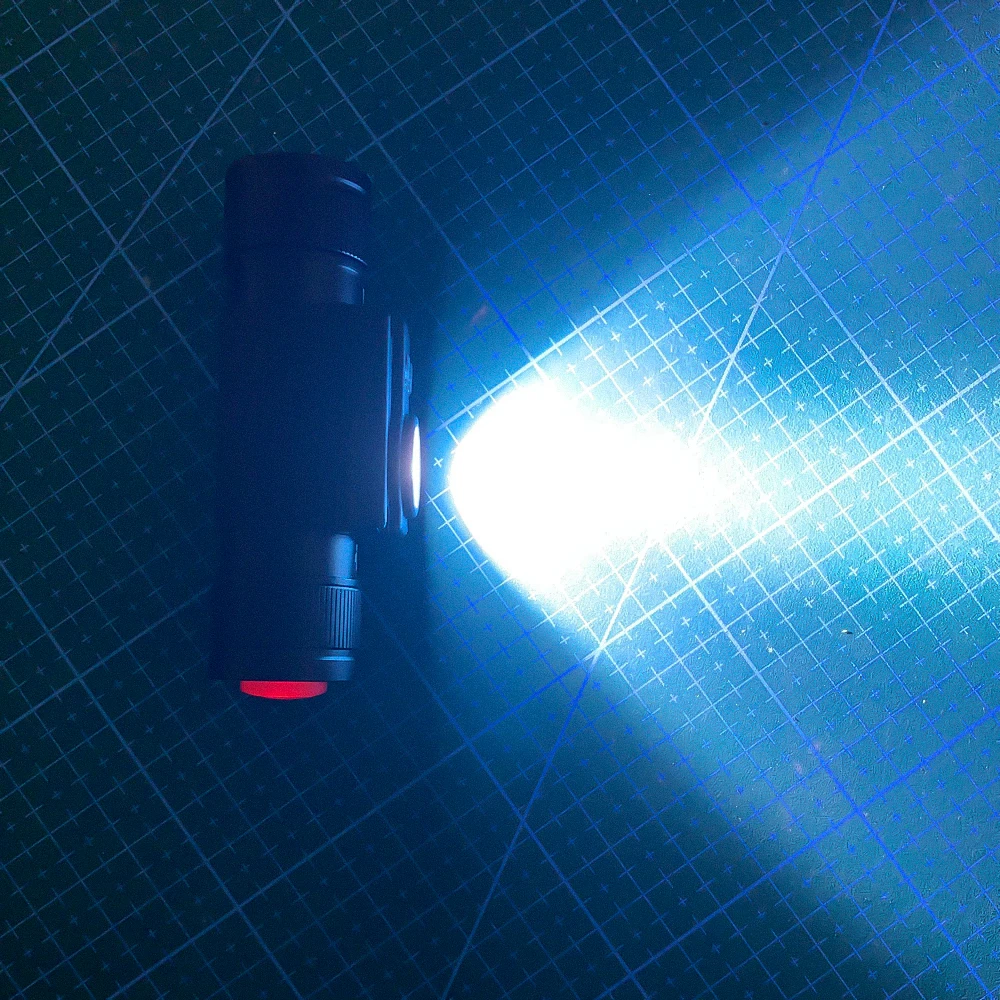 Iluminación en modo fuerte proyectando un haz amplio sobre un terreno oscuro