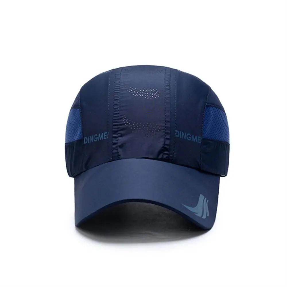 Esta elegante gorra azul marino presenta paneles de malla transpirable y un diseño elegante perfecto para actividades al aire libre