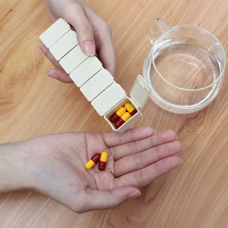 Organizador de almacenamiento con 7 ranuras de rejilla, contenedor, divisores de pastillas, botella recargable portátil, caja de almacenamiento de pastillas pequeñas para la semana del hogar - imagen 4