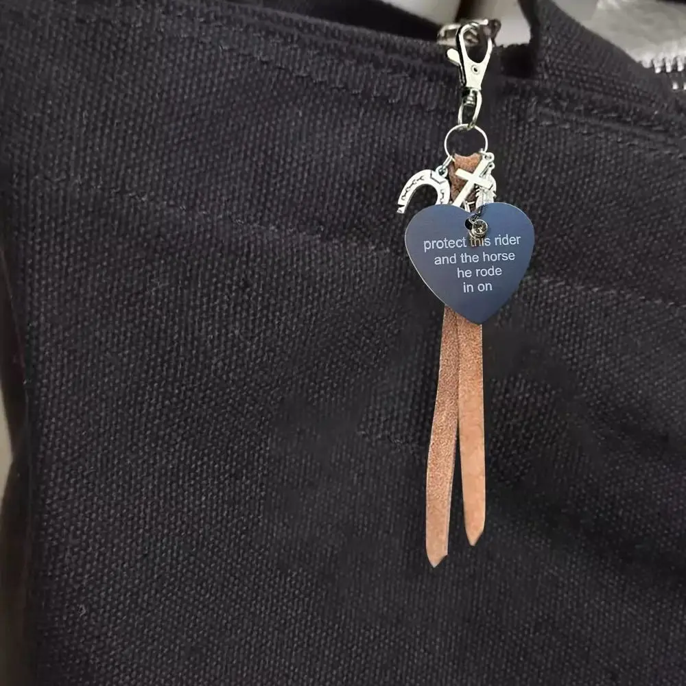 1 Uds. SHE HE, adornos de corazón para silla de montar, llavero de sillín versátil de aleación de cuero, Vintage, protege este jinete y el colgante de bolso de caballo - imagen 2