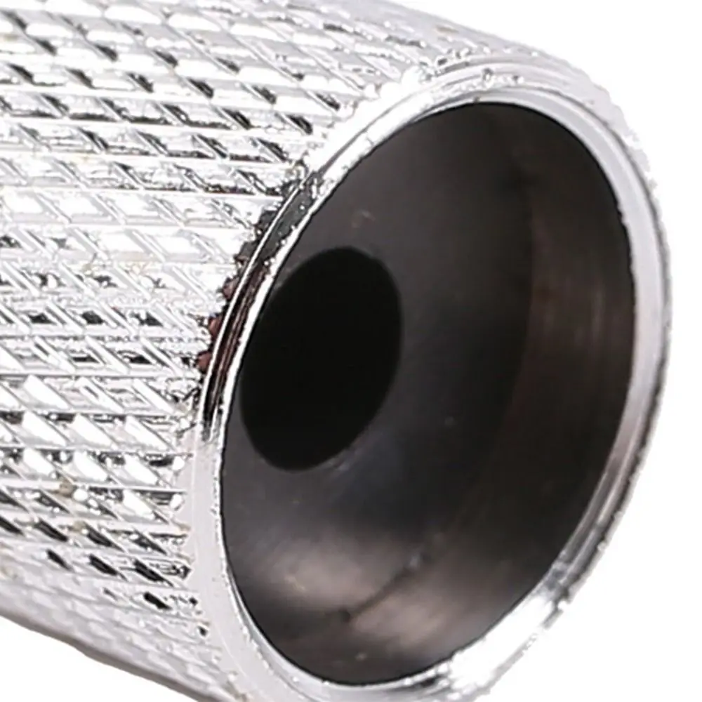 Un objeto metálico pulido con una superficie texturizada ideal para mejorar el atractivo visual y la funcionalidad