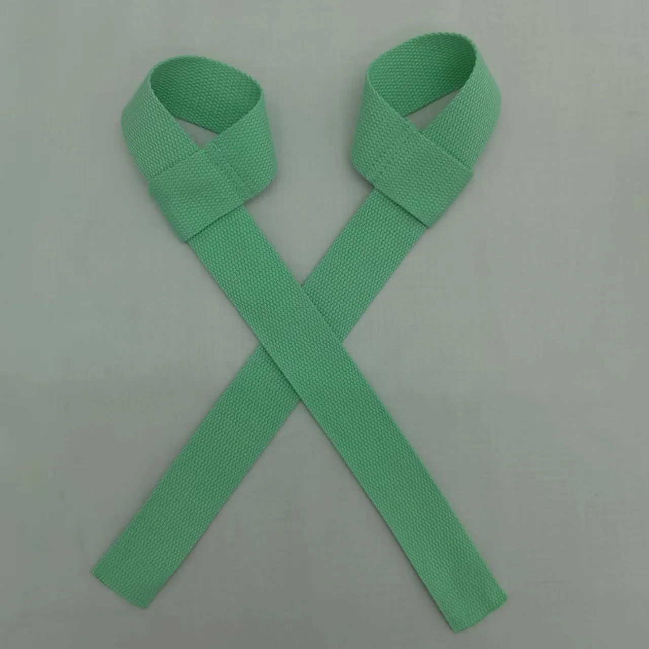Un par de correas o bandas de tela verde. Parecen estar diseñados para usarse alrededor de la cintura o las caderas, posiblemente como prenda o accesorio.