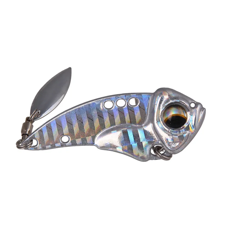 Un señuelo de pesca en forma de pez brillante con una superficie reflectante y un gancho de metal