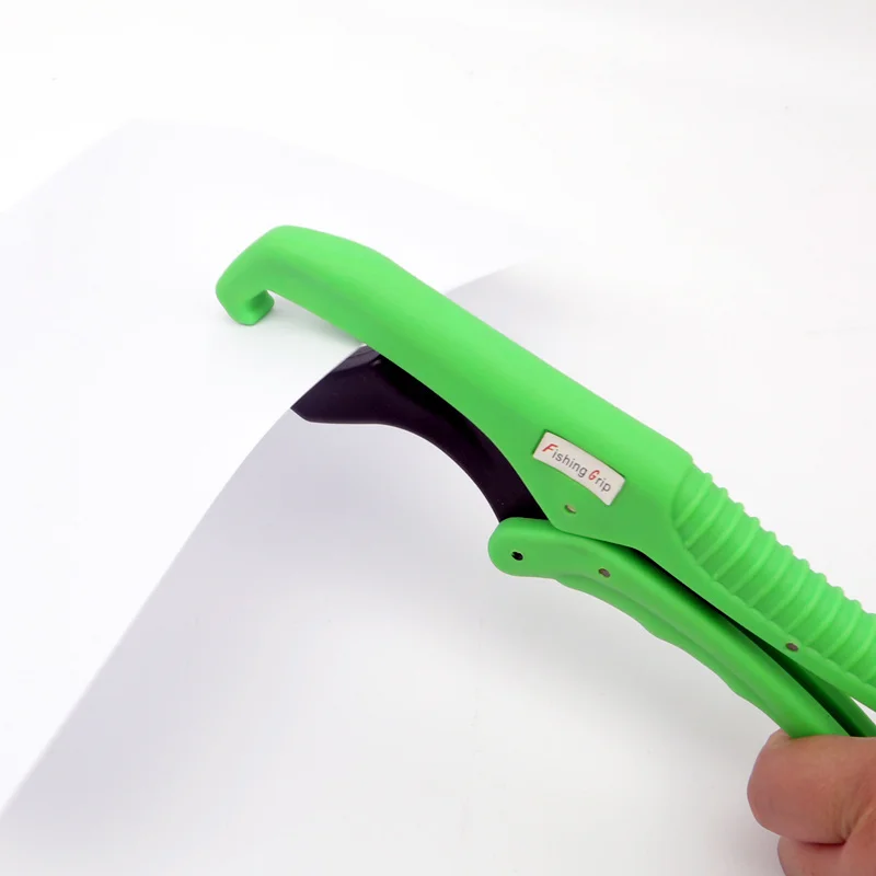 Pinza para peces de 6 y 9 pulgadas, herramienta de pesca de carpa útil para agua salada, labio de agarre de pez ABS de liberación rápida con cuerda ajustable, 6 colores - imagen 5
