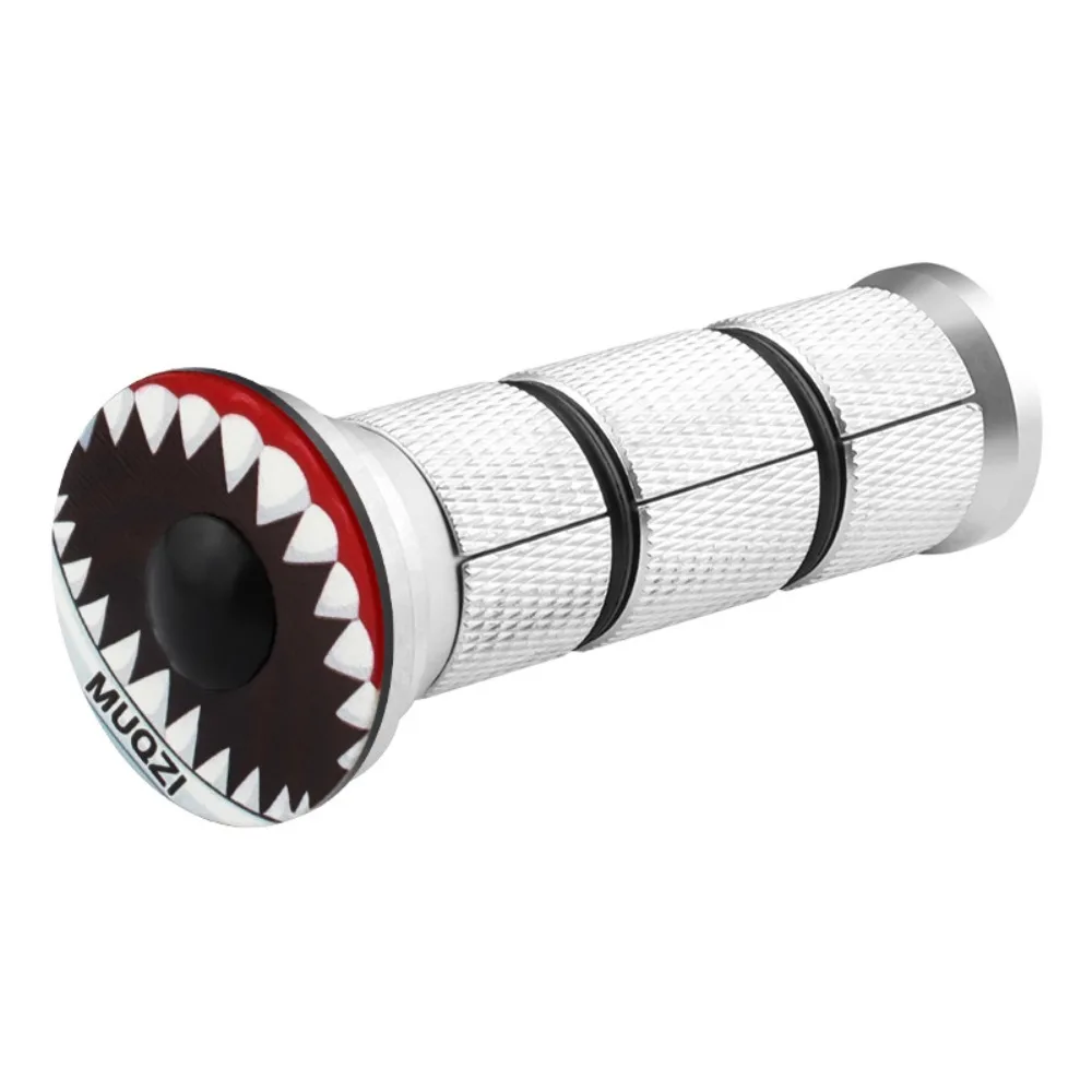 Un cepillo de dientes negro y rojo con una aleta de tiburón