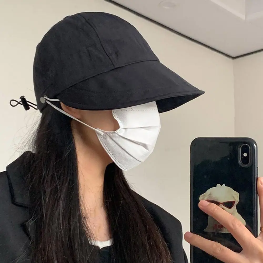 Protégase con una mascarilla facial elegante y una tapa para mayor comodidad