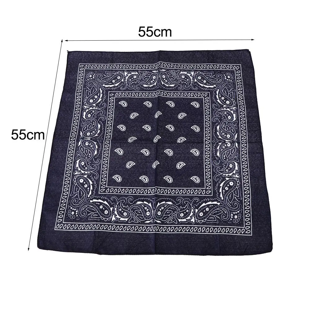 Este pañuelo presenta un diseño clásico de Paisley con un tamaño de 55 cm x 55 cm perfecto para accesorios