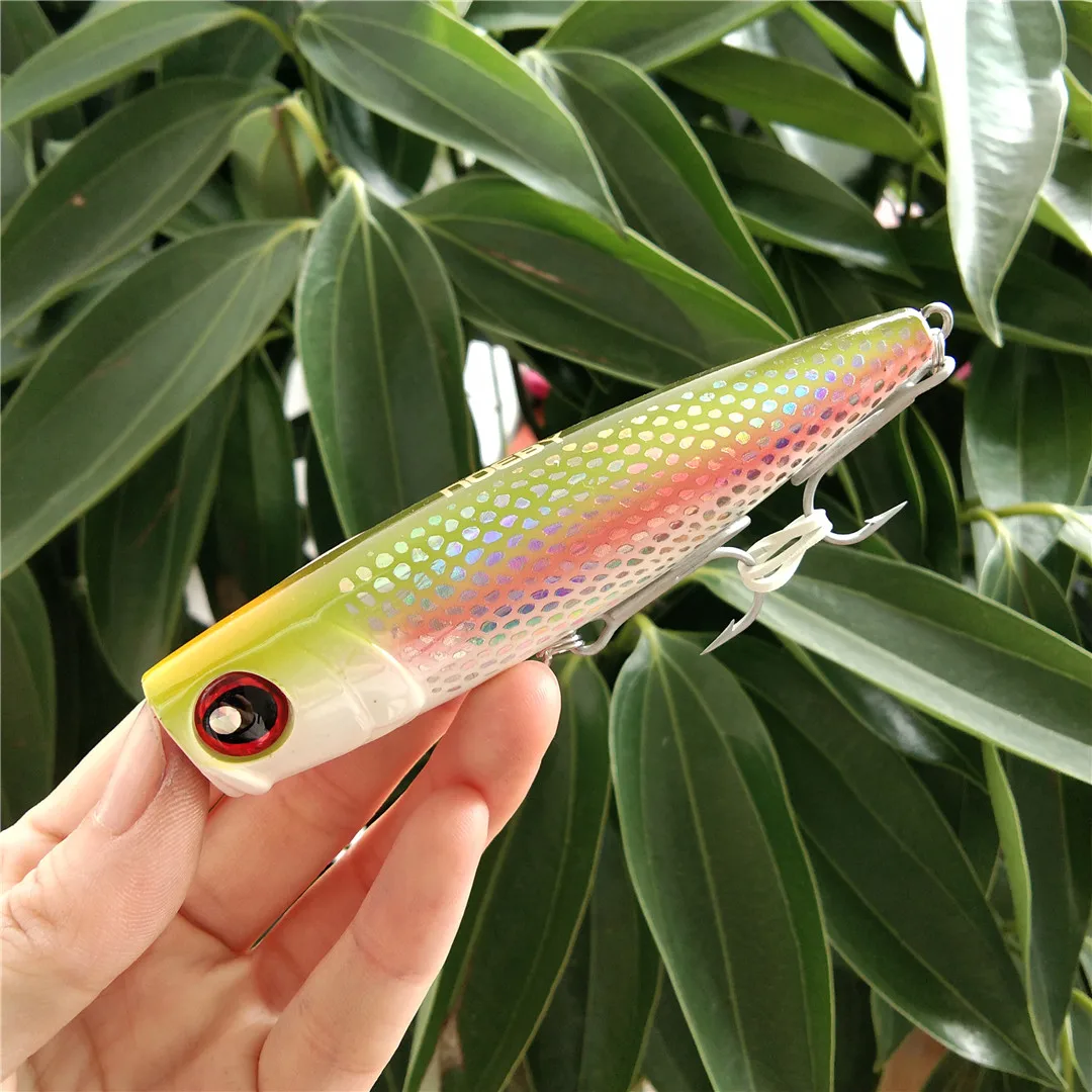 Un señuelo de pesca colorido con un diseño vibrante perfecto para atrapar peces
