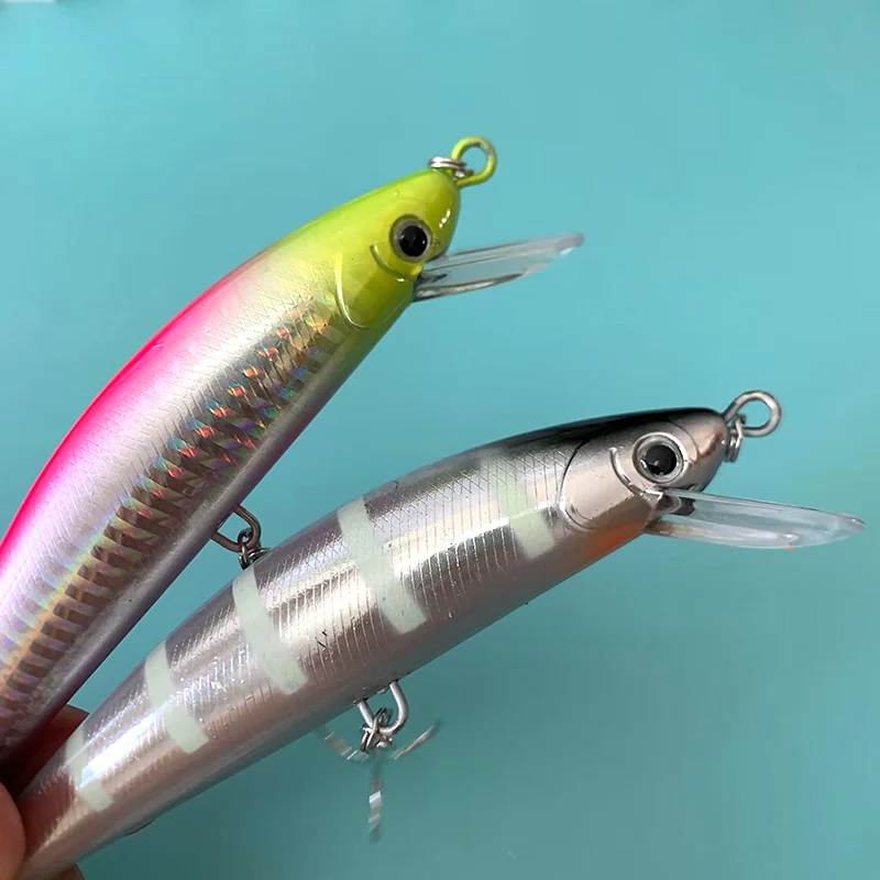 Dos señuelos de pesca un rosa y otro plateado