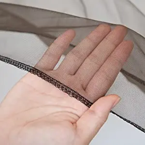 La mano de una persona sosteniendo una pantalla de malla