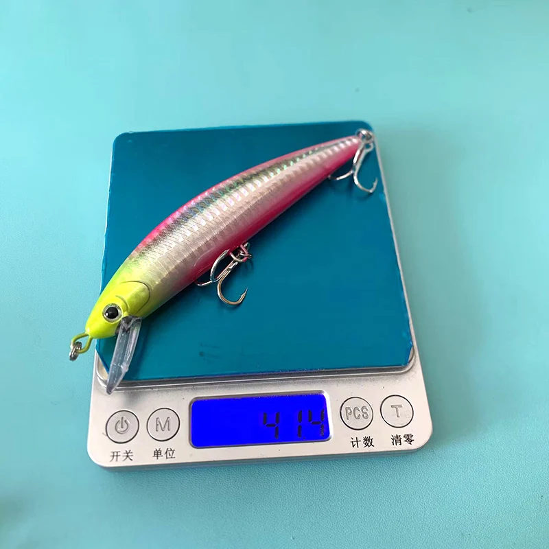 Se pesa un señuelo de pesca en una escala