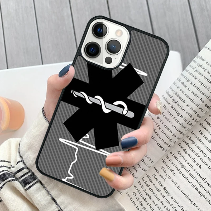 Funda ajustada al iPhone mostrando los recortes precisos
