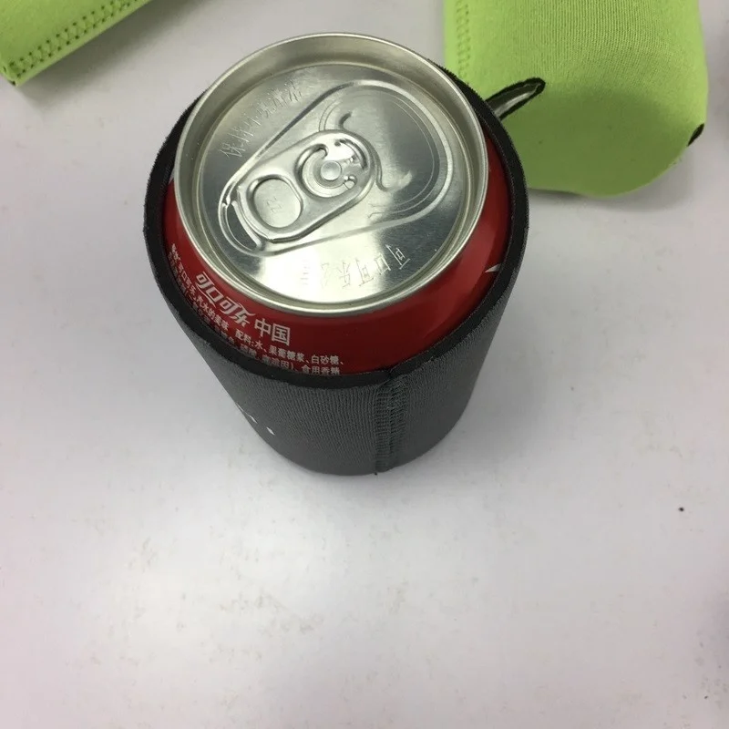 Una lata de una bebida, que parece ser una bebida enlatada, posiblemente un refresco o una cerveza, dada la forma y el tamaño de la lata. La lata se coloca dentro de un recipiente cilíndrico, que puede ser una funda protectora o un portalatas.