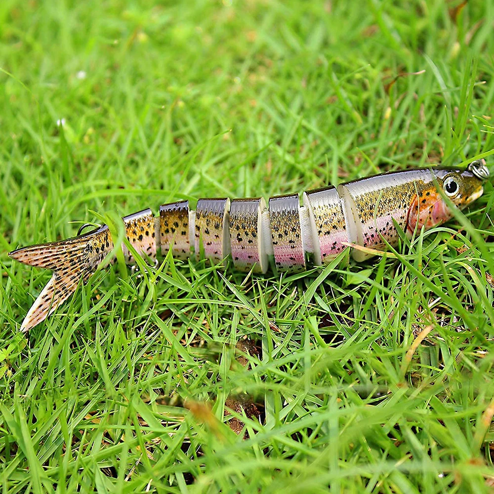 Un modelo de pescado realista vibrante que se muestra en la exuberante hierba verde