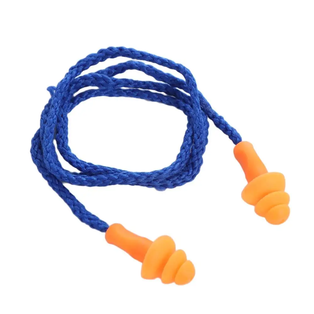 Un par de tapones para los oídos naranja con un cordón trenzado azul diseñado para la reducción de ruido y la comodidad