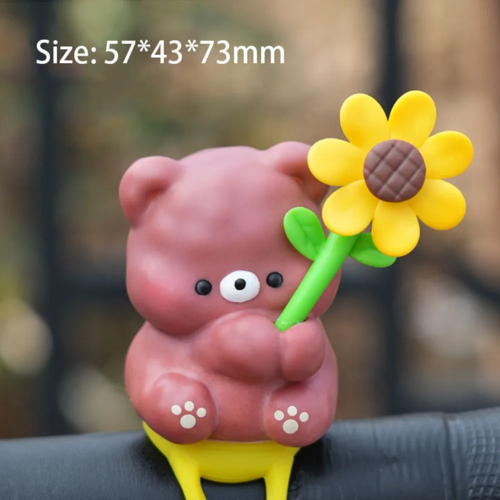Un oso encantador que sostiene un girasol amarillo brillante perfecto para un tema alegre y juguetón