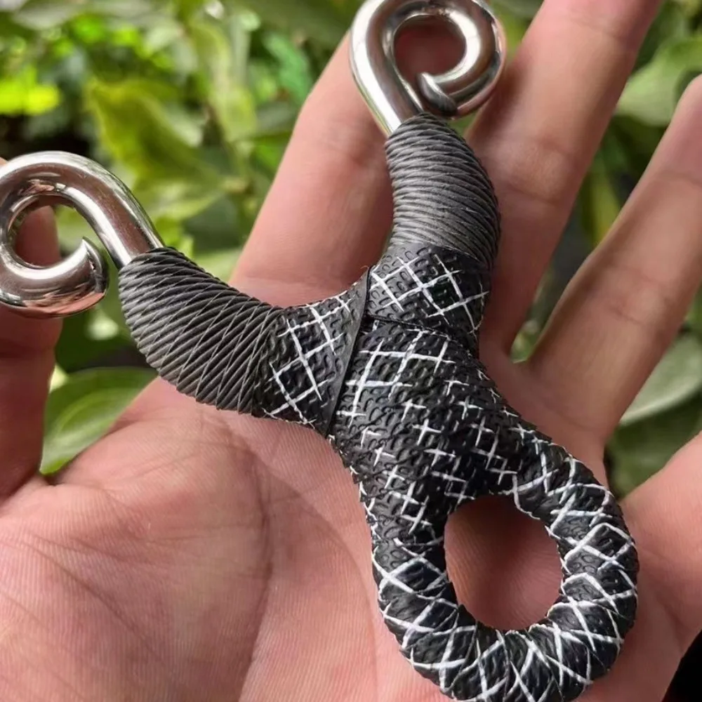 Esta herramienta de mano intrincadamente diseñada combina la funcionalidad con la artesanía artística