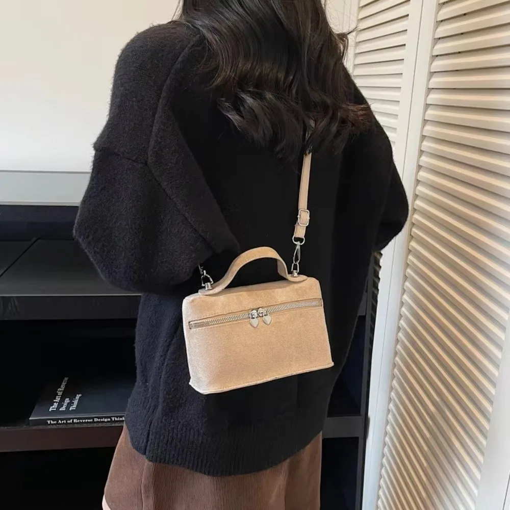 Bolso bandolera retro de gamuza mate texturizada con diseño caja