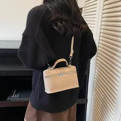 Bolso bandolera retro de gamuza mate texturizada con diseño caja