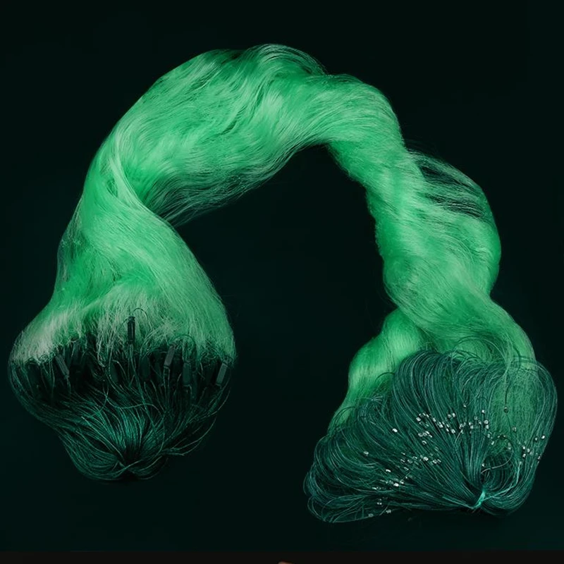 Una vibrante red de pesca verde intrincadamente tejida, simboliza el arte de la artesanía y la belleza de la naturaleza