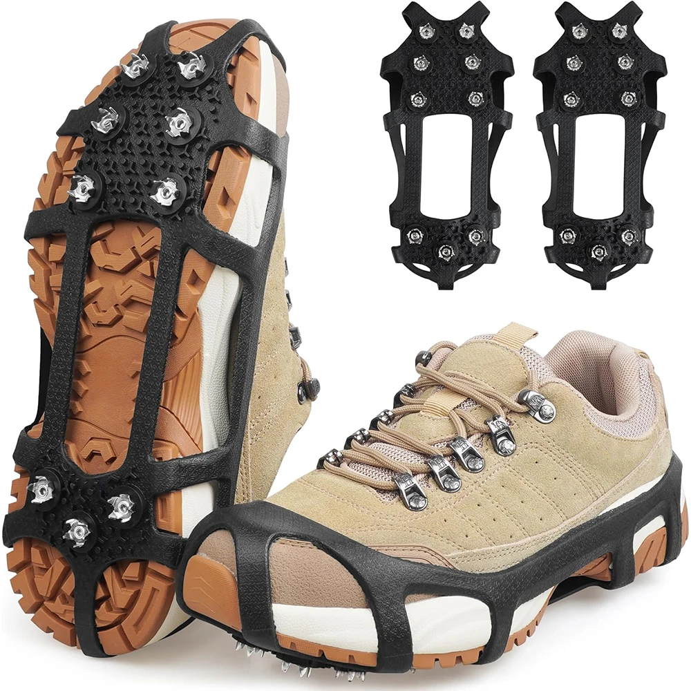 Un par de zapatos con picos en la parte inferior