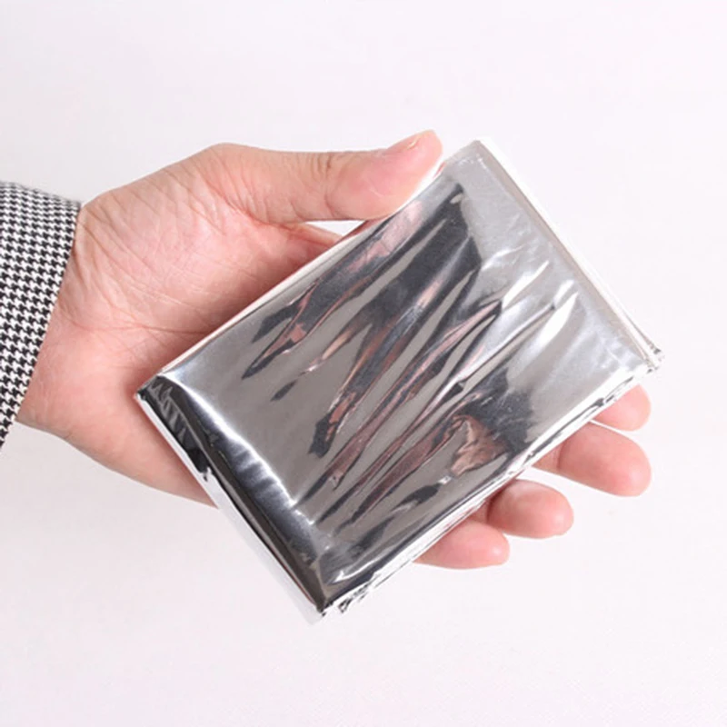 una mano que sostiene un objeto reflectante brillante