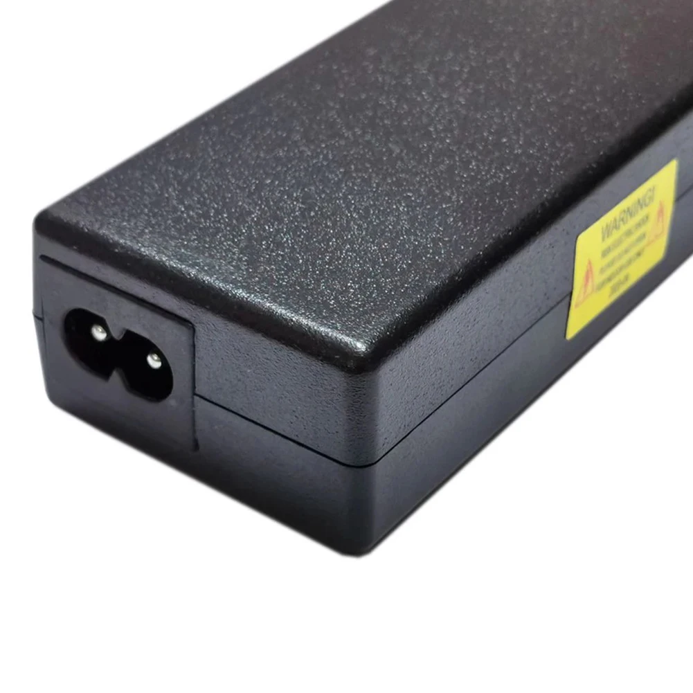 un adaptador de potencia compacto diseñado para una distribución eficiente de energía