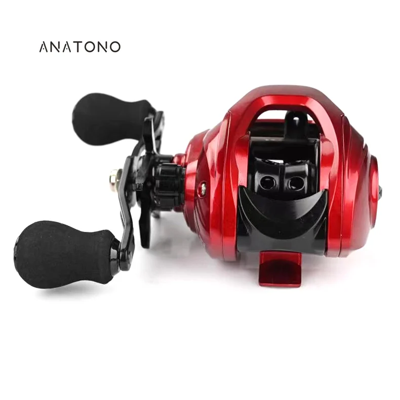 Un carrete de pesca rojo y negro